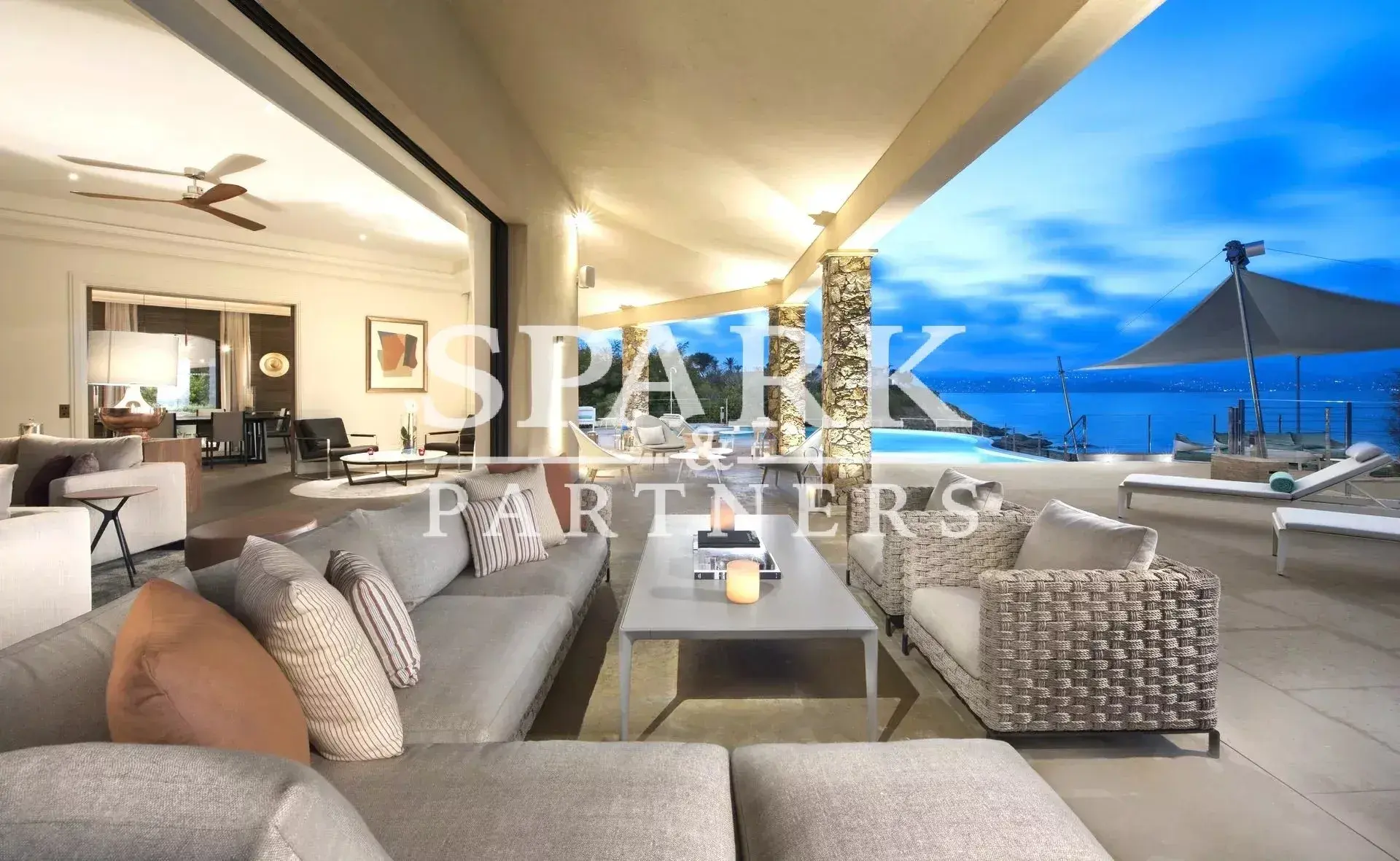 Propriété pieds dans l'eau dans un prestigieux domaine privé