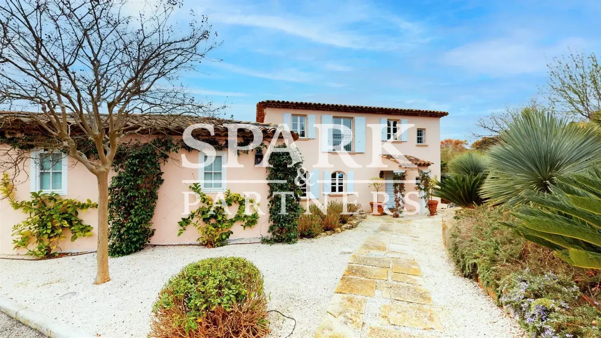 Villa au cœur dans une Domaine prive avec Golf