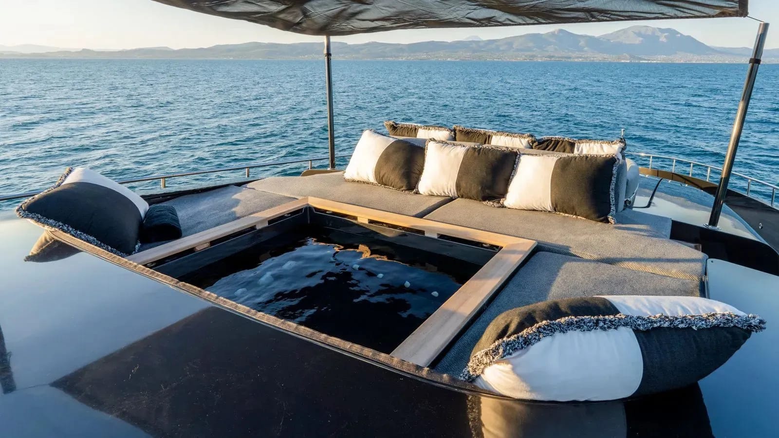M/Y Aquila — 2