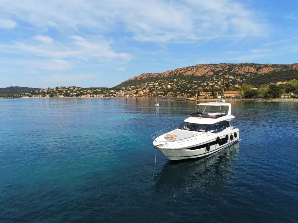 M/Y Prestige 590 — 2