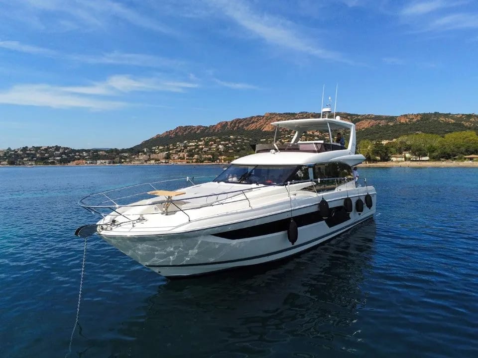 M/Y Prestige 590 — 3