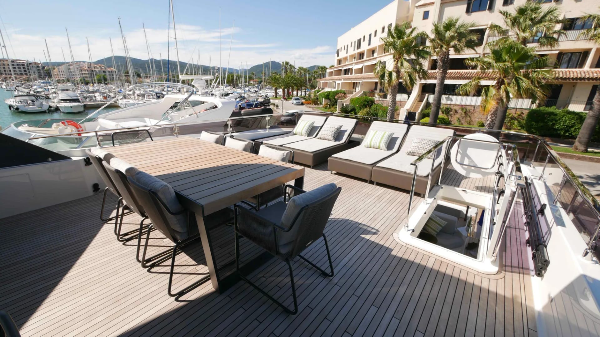 M/Y Upstream — 2