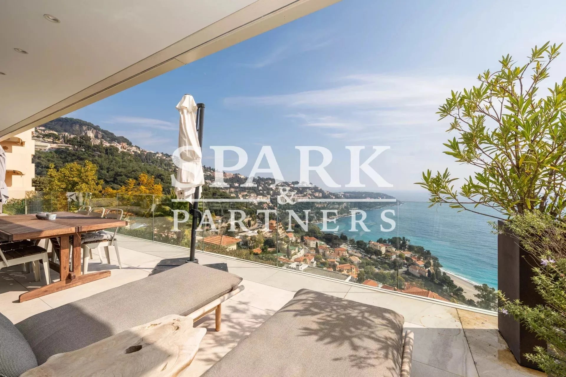 Luxueux duplex avec terrasse, piscine et vue panoramique sur la mer