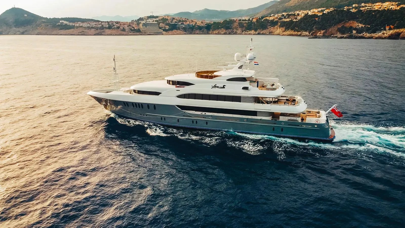 M/Y Loon 180