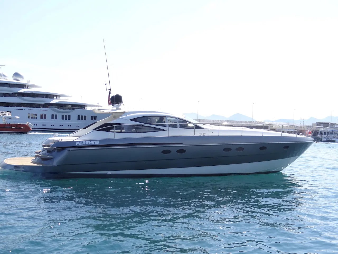 M/Y Pershing 52