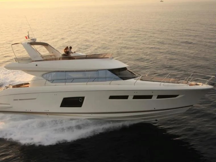 M/Y Prestige 620