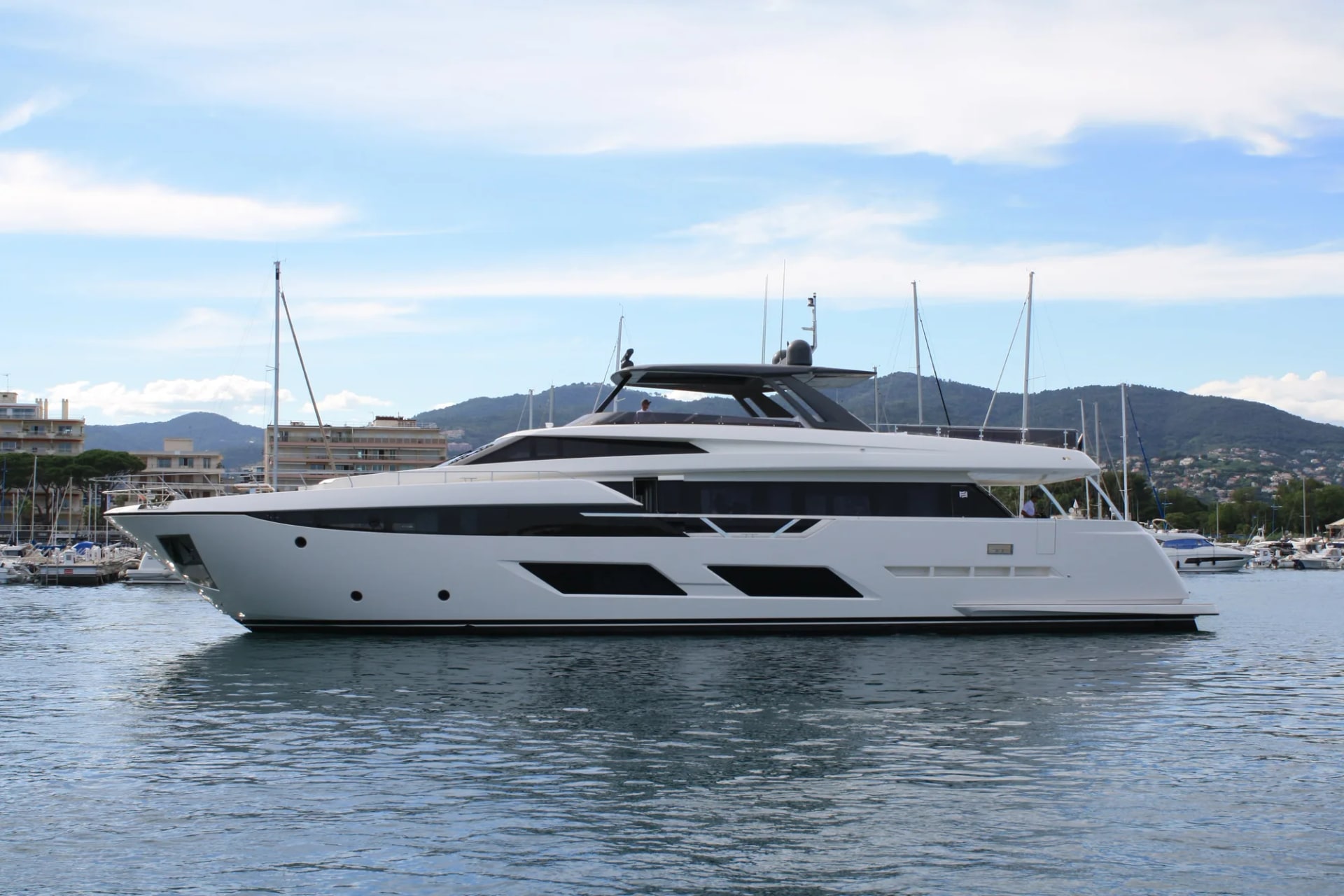 M/Y Upstream