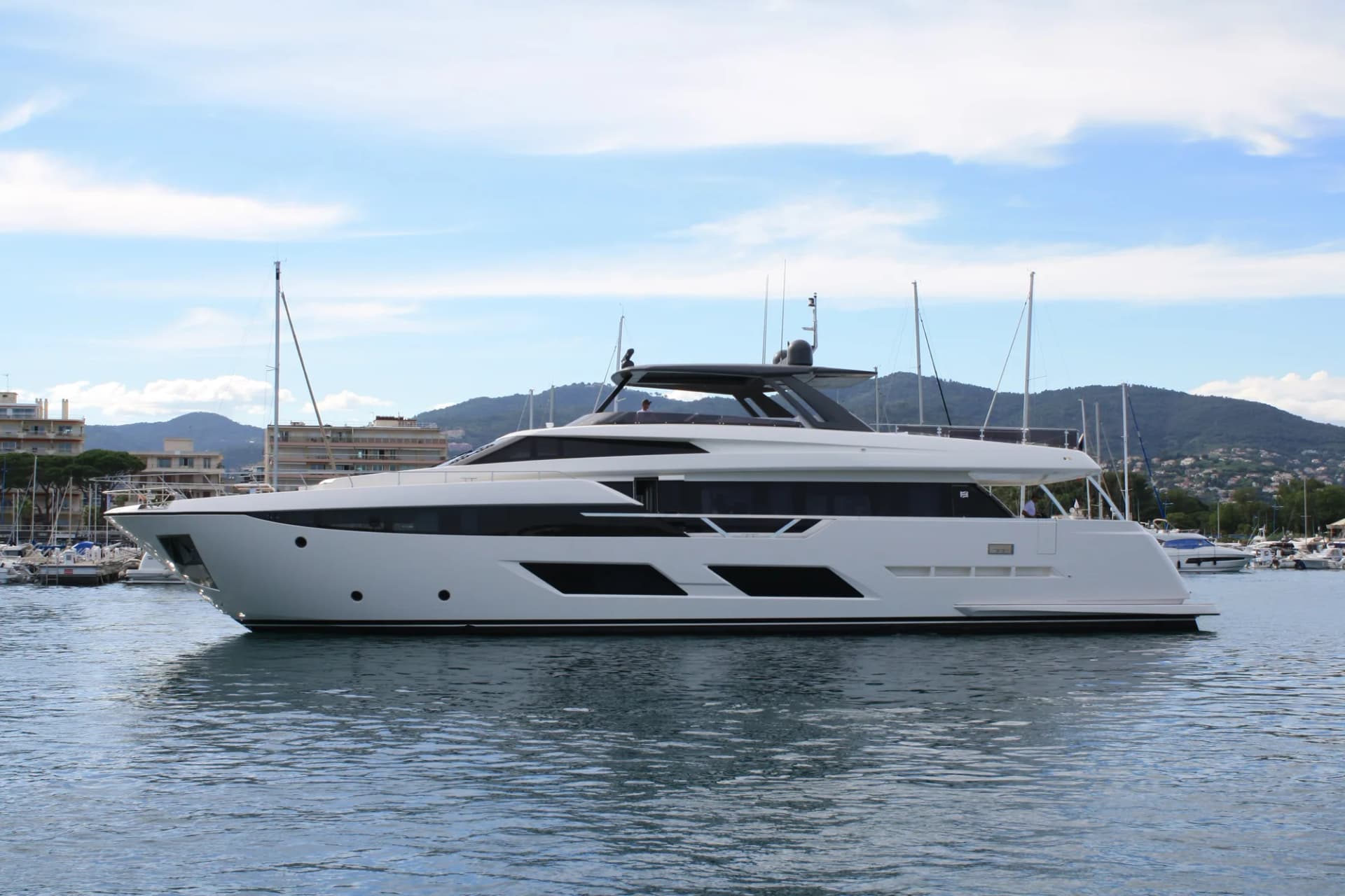 M/Y Upstream