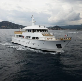 Location de yacht à moteur EVA Charter à Monaco