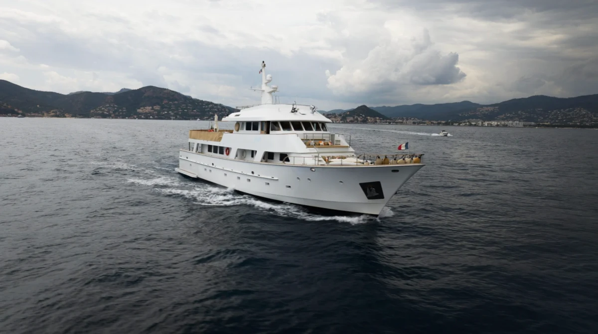 Location de yacht à moteur EVA Charter à Monaco